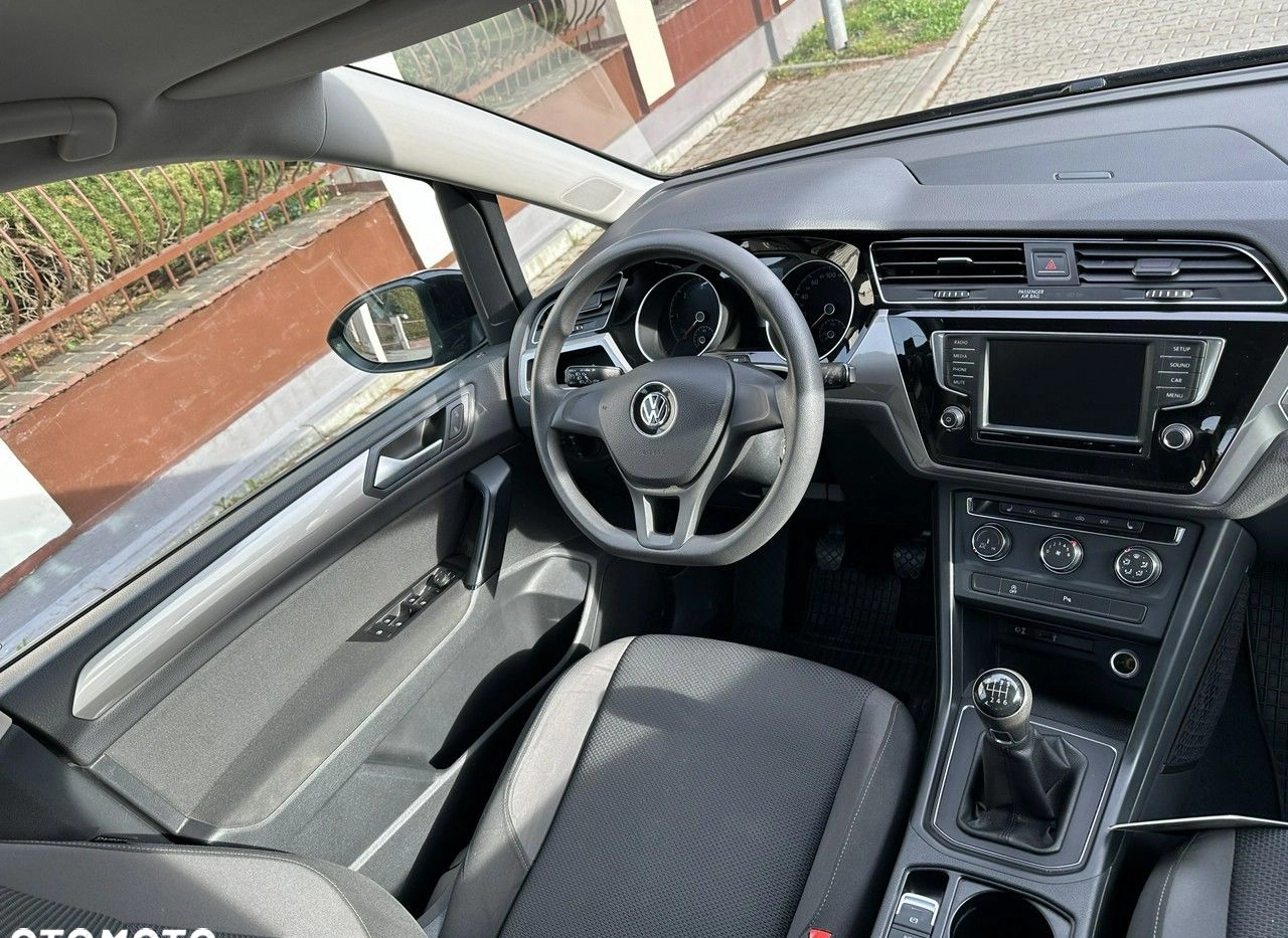 Volkswagen Touran cena 59600 przebieg: 220100, rok produkcji 2017 z Koszalin małe 232